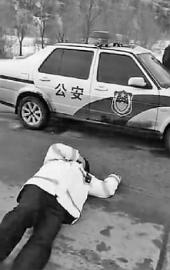 交警被打受伤倒地