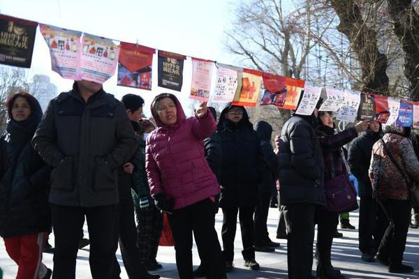 凛冽寒风中 长春多位父母在公园为儿女征婚