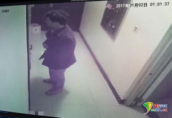 女青年杨某家门口监控画面