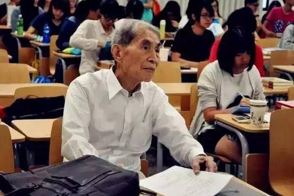 台湾大爷70岁开始“逆生长” 105岁考博士