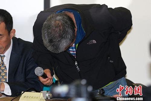 2月18日，台湾“2·13”游览车事故善后处理会在台北举行，蝶恋花旅行社创办人周比苍称散尽家财善后。中新社记者 陈小愿 摄