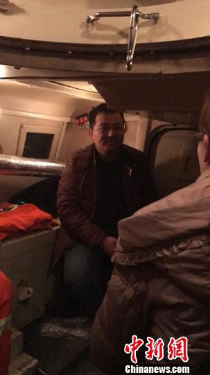 消防官兵正对被救人员进行情绪安抚。　李舟威　摄
