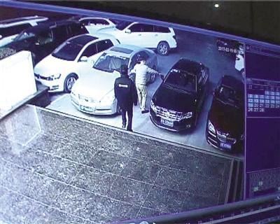 监控显示男子正在掰车的后视镜