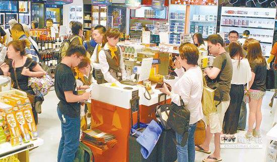  台湾机场内的免税店是大陆游客采购重点。（图片来源：台湾《中时电子报》）