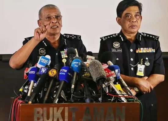马来西亚副警察总长诺拉昔（左）19日在发布会上