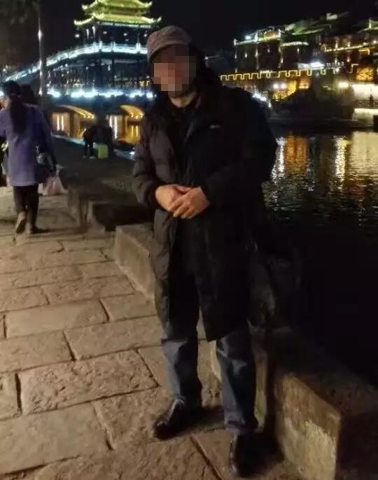 连云港某报知名编辑赵某