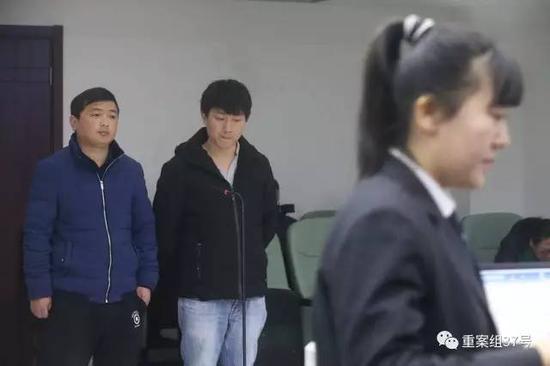 吕某(右)和李某因涉嫌组织他人偷越国(边)境罪在丰台法院受审。 新京报记者 彭子洋 摄