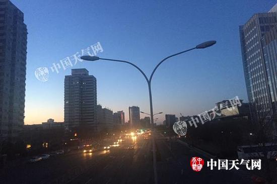 今晨,北京蓝天已开始显现。杨兴 摄