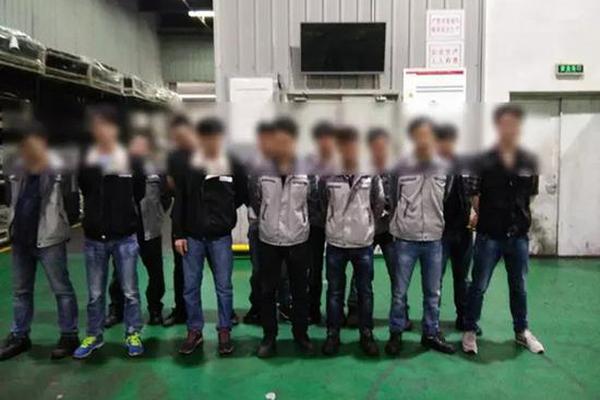 员工拒加班被集体罚站 有人当场晕倒
