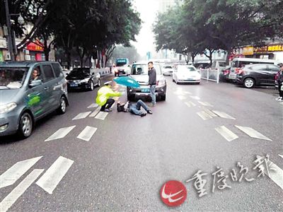 民警为伤员打伞