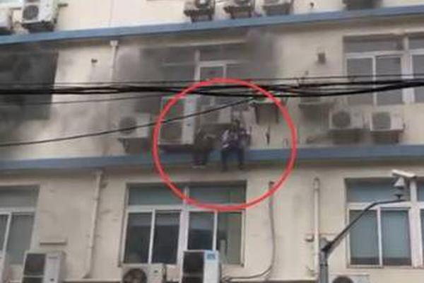 上海办公楼起大火 被困人员爬墙惊险逃生