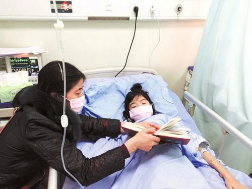 躺在病床上,小梦怡仍坚持看书。