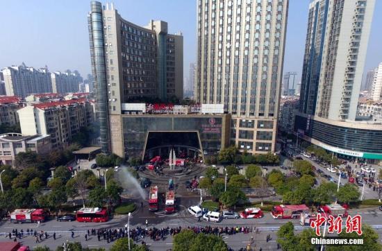航拍江西南昌酒店起火救援现场。刘占昆 摄