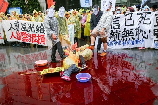 抗议团体演出行动剧讽刺蔡当局剥削劳工。（图片来源：台湾《联合报》）