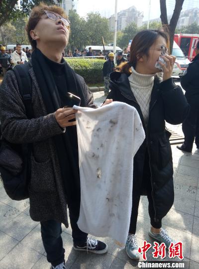 图为从酒店疏散出来的住客，用来捂住嘴巴的湿毛巾已经很脏。　刘占昆 摄