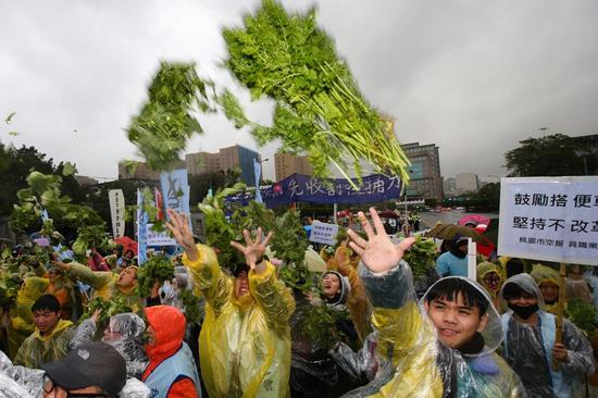 抗议群众向向蔡办投掷一堆“烂菜”，表达心中怒火。（图片来源：台湾《联合报》）
