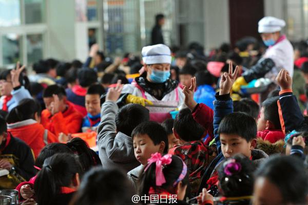 农村寄宿小学 近千人被培养吃饭不说话