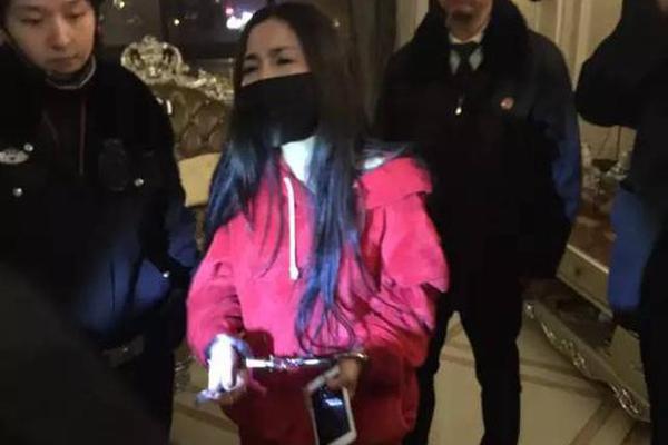 女子住豪宅开豪车满屋名牌 因欠3万元被拷走
