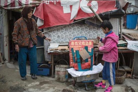 9岁小女孩街头卖菜5年 为寻找遗弃自己的父母