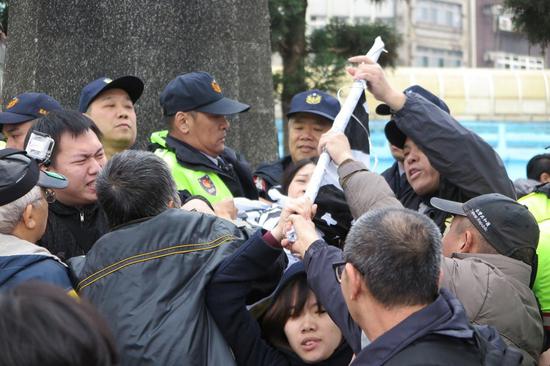 “台独”社团强拆蒋介石铜像 殴打警察却喊“警察打人”（图片来源：台湾《联合报》）
