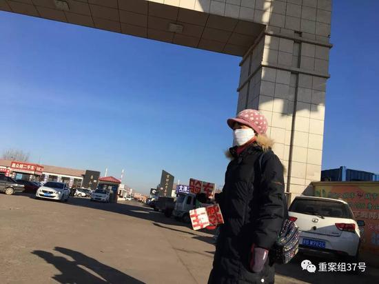 ▲唐山市吉祥机动车检测站位于吉祥二手车交易市场内,图为一名代检“车虫”在大门处招揽生意