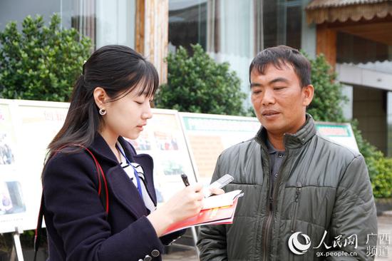 蒲庙镇华康村贫困户接受网媒记者采访