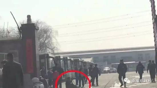 ▲新京报记者被打现场。    视频截图