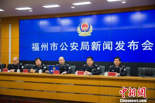 福州市公安局表示推行窗口“无否决权”工作机制。李南轩 摄 李南轩 摄
