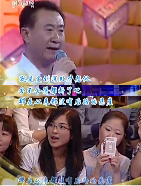 看这迷妹的眼神,已经情不自禁跟着唱了起来~