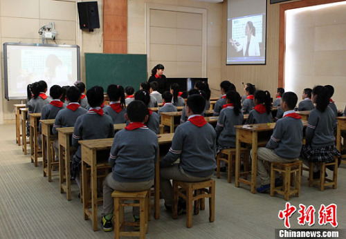 资料图：中小学生在老师的带领下，学习以宪法、刑法、民法、未成年人保护法、预防未成年人犯罪法等法律知识。