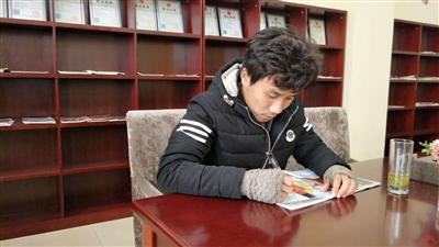 在图书馆看书的小吴