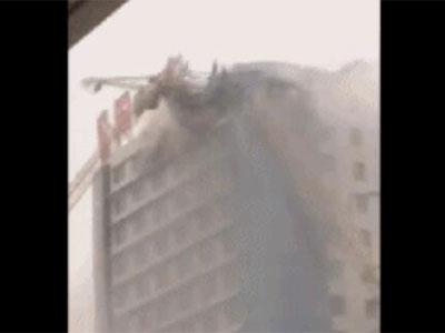江苏阜宁一吊塔被大风吹倒