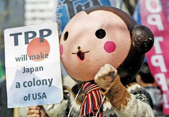 日本民众抗议美国主导的TPP，会让日本变成美国殖民地。美国退出后，中国能接棒重启TPP谈判吗？