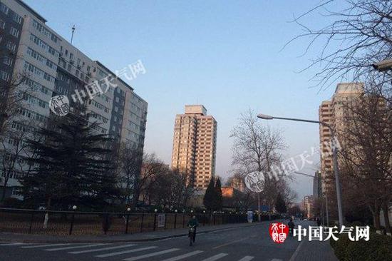今天早晨，北京大风停歇，天气晴好。