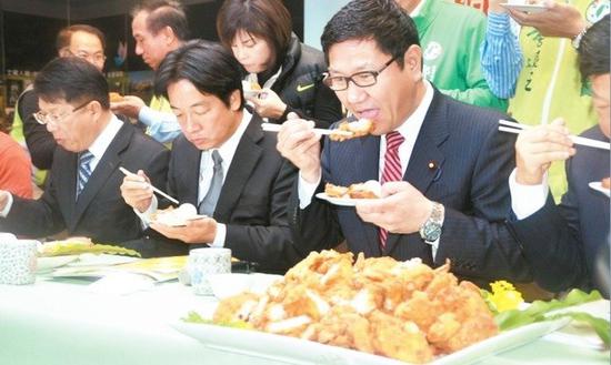 台南市长赖清德（左2）公开场合吃鸡肉证明安全。（台湾《联合》报系资料图）