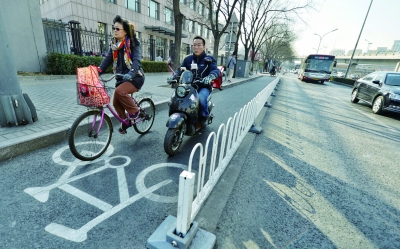西三环北路上的自行车道增加了护栏 摄/记者 郭谦
