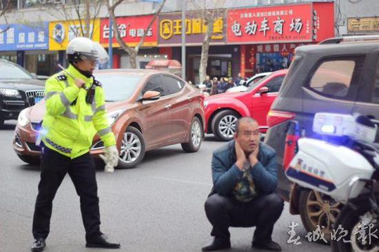 司机醉驾无牌车辆强行冲卡 骑警掏枪逼停抓人