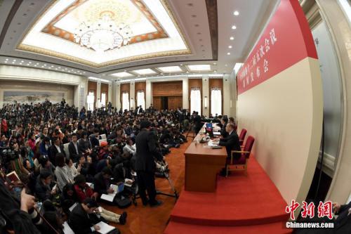 3月2日，全國政協(xié)十二屆五次會議新聞發(fā)布會在北京人民大會堂舉行，大會新聞發(fā)言人王國慶答中外記者提問。中新社記者 侯宇 攝