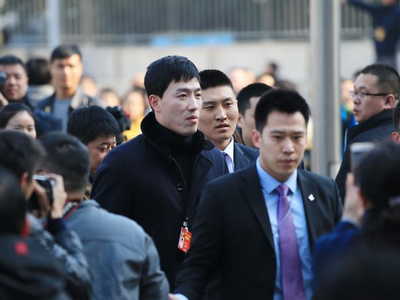 实拍：刘翔现身两会遭媒体围堵 身姿依然矫健