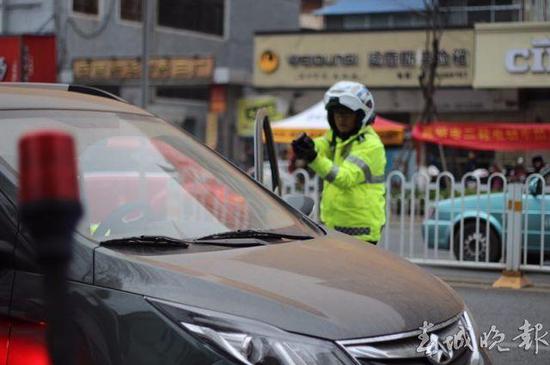 司机醉驾无牌车辆强行冲卡 骑警掏枪逼停抓人