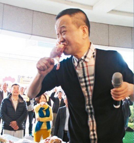 台北市议员林瑞图曾经拿起生的鸡腿，大口就咬。（台湾《联合》报系资料图）