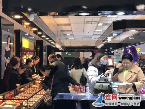 客流量持续增长 部分市民持卡大额消费