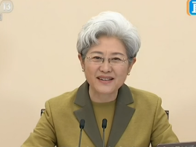 傅莹发布会现场口误后 羞涩的笑了