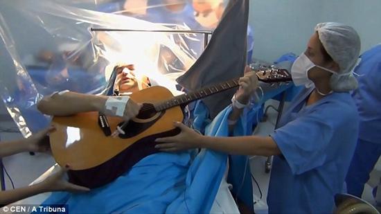 巴西男子切除脑瘤时弹吉他 时刻监控大脑