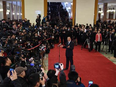 农业部部长:相信有一天外国游客也来买中国奶粉