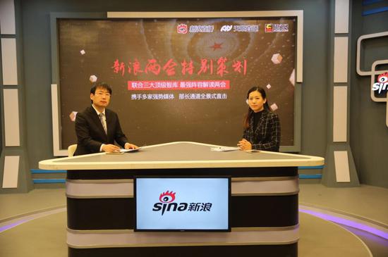 （储殷在新浪两会特别策划直播现场）