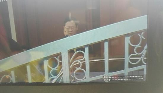 姜哲现身