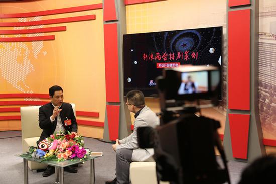 全国人大代表、老百姓大药房董事长谢子龙在访谈现场。
