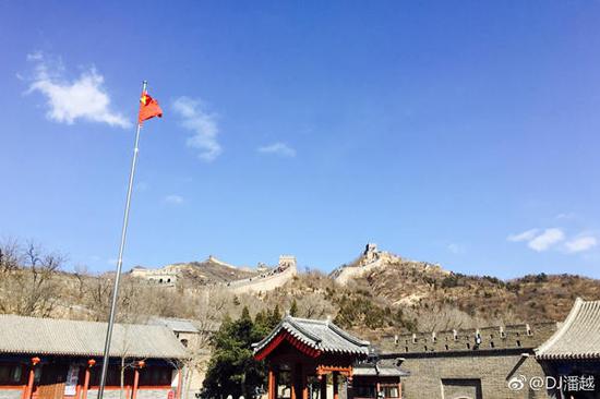 昨天，北京天气晴好，但在北风吹袭下让人感觉稍有寒冷。（图片来源：新浪微博）