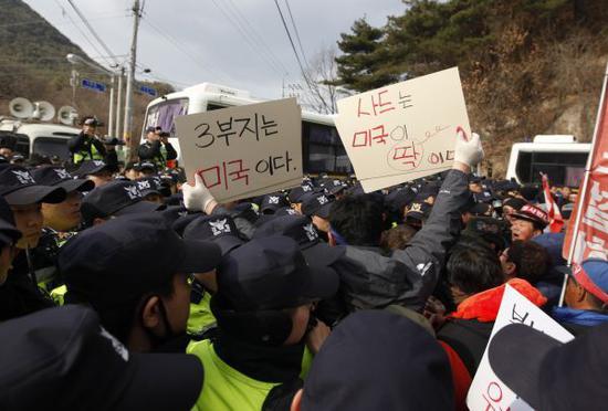 3月8日，在韩国庆尚北道星州郡的星州高尔夫球场附近，抗议民众与警方对峙。 新华社记者姚琪琳摄
